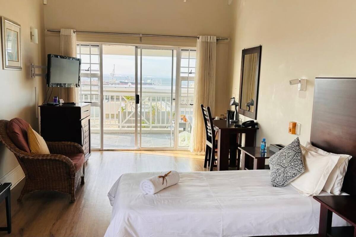 Chambre triple Deluxe, vue sur la mer | Décor unique, ameublement unique, bureau