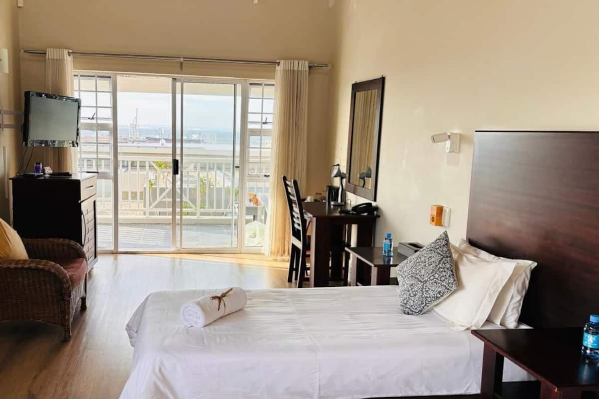 Habitación triple Deluxe, vistas al mar | Decoración individual, mobiliario individual, escritorio