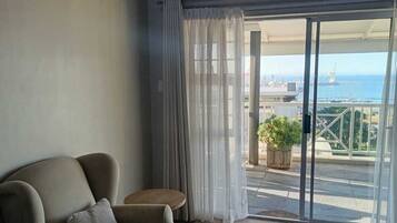 Camera Superior con letto matrimoniale o 2 letti singoli, vista mare | Con stile personalizzato, con arredamento individuale, una scrivania