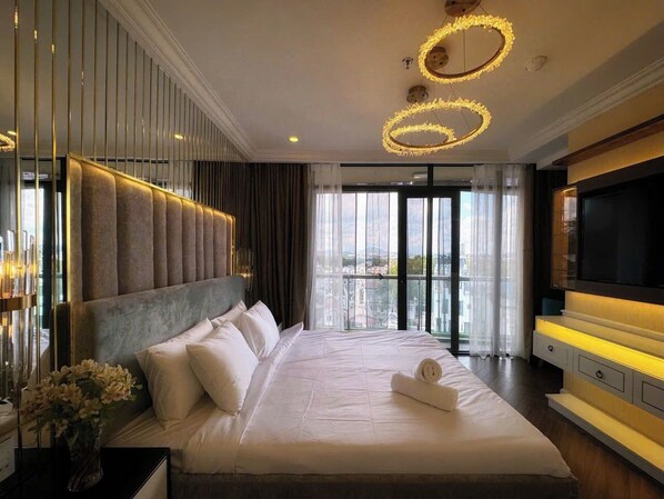 ลักซ์ชัวรี่อพาร์ทเมนท์, 3 ห้องนอน, วิวเมือง | โต๊ะทำงาน, พื้นที่ทำงานแบบใช้แล็ปท็อป, ผ้าม่านกันแสง, ห้องเก็บเสียง
