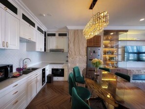 Căn hộ Cao cấp, 3 phòng ngủ, quang cảnh thành phố | Bếp riêng | Tủ lạnh nhỏ, bếp nấu, dụng cụ nấu nướng/bát dĩa/dao nĩa 