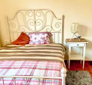 Iron/ironing board, WiFi, bed sheets