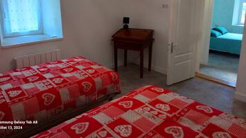 2 chambres, bureau, fer et planche Ă repasser, lit parapluie