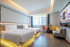 Habitación Signature con 2 camas individuales | Minibar con artículos gratuitos y escritorio