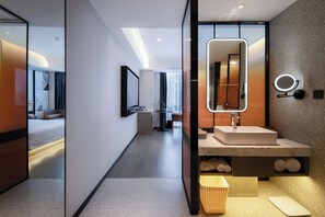 Artículos del minibar gratis y escritorio 