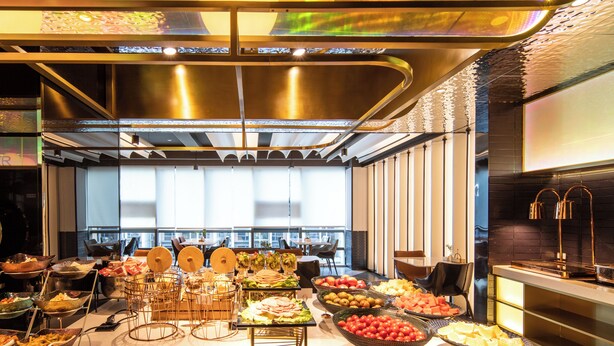 Een buffetopstelling met diverse gerechten en een modern interieur.
