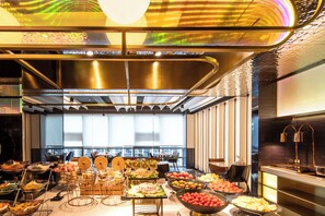 Een buffetopstelling met diverse gerechten en een modern interieur.