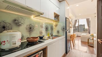 Escritorio, cortinas blackout y tabla de planchar con plancha