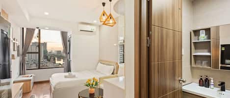 Escritorio, cortinas blackout y tabla de planchar con plancha