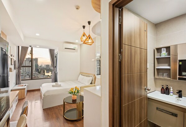 Escritorio, cortinas blackout y tabla de planchar con plancha