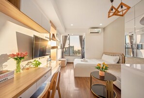 Escritorio, cortinas blackout y tabla de planchar con plancha