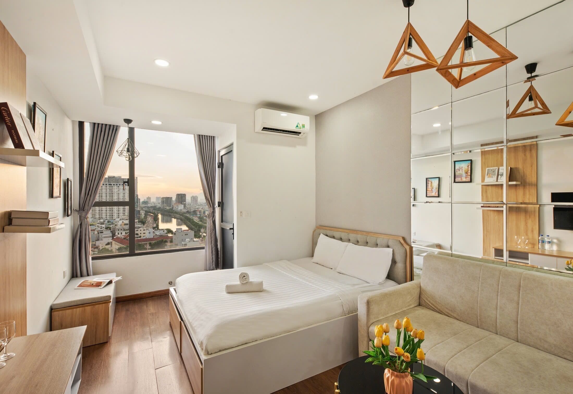 Apartamento econômico, vista para a cidade | Escrivaninha, cortinas blackout, ferros/tábuas de passar roupa