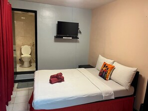 Ropa de cama hipoalergénica y caja de seguridad en la habitación 