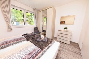 3 chambres, coffres-forts dans les chambres, lit parapluie
