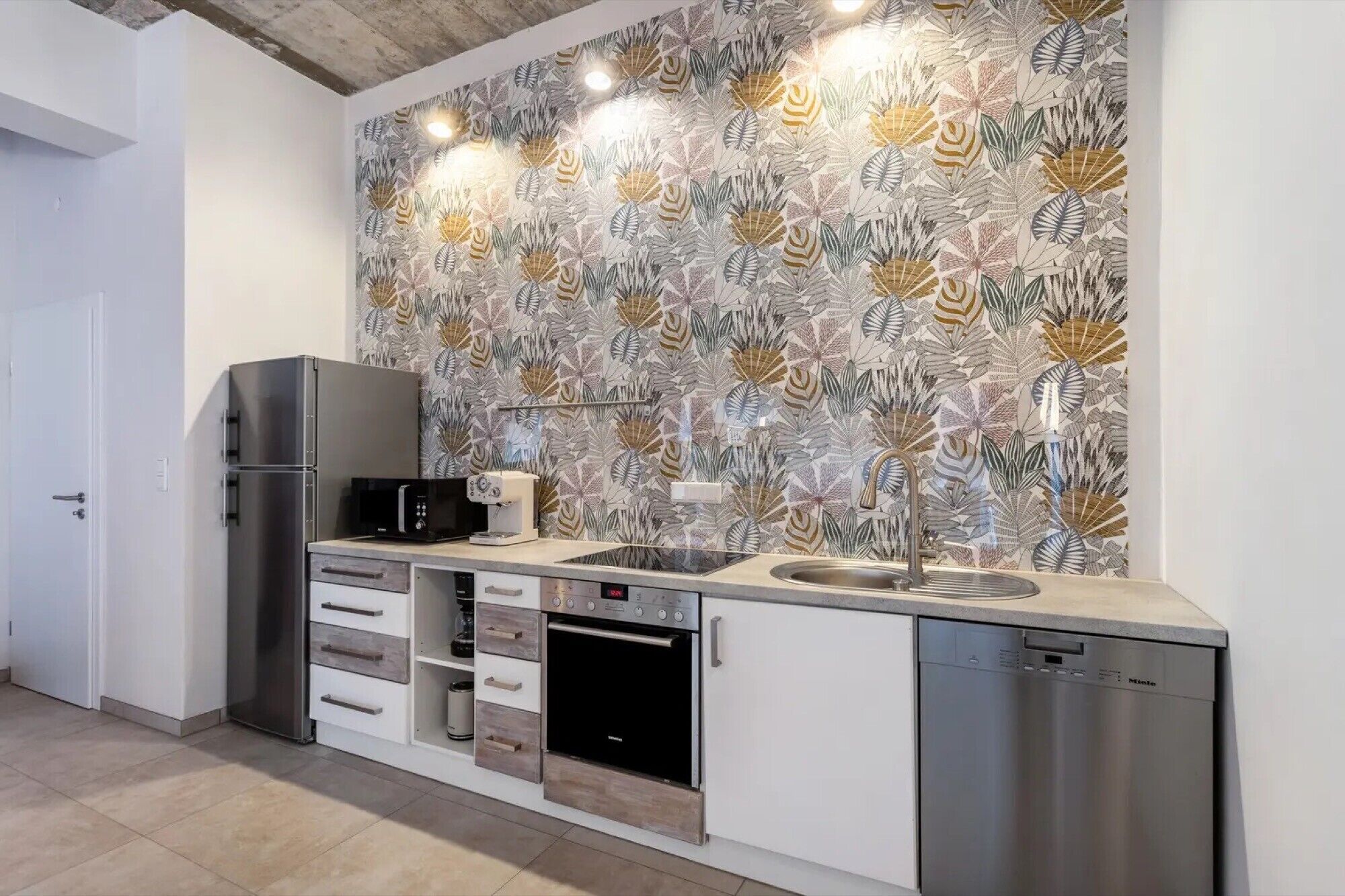 Réfrigérateur, micro-ondes, four, plaque de cuisson