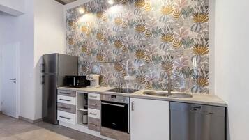 Réfrigérateur, micro-ondes, four, plaque de cuisson