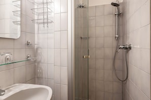 Dusche, Haartrockner, Handtücher