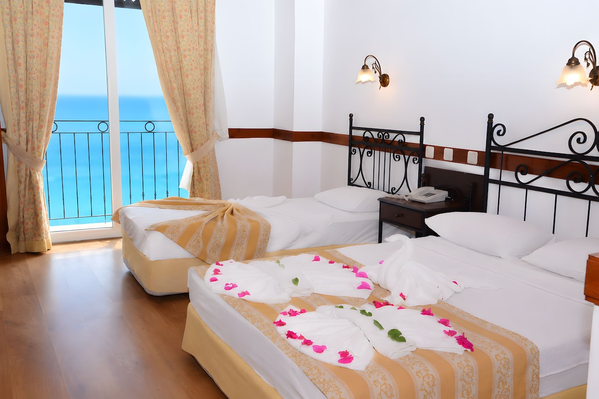 Standard Triple Room, Balcony, Sea View