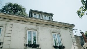 A building with a flat roof and two windows with black railings. - La Maison sur la Loire-A stone's throw from the heart of Tours (Tours)