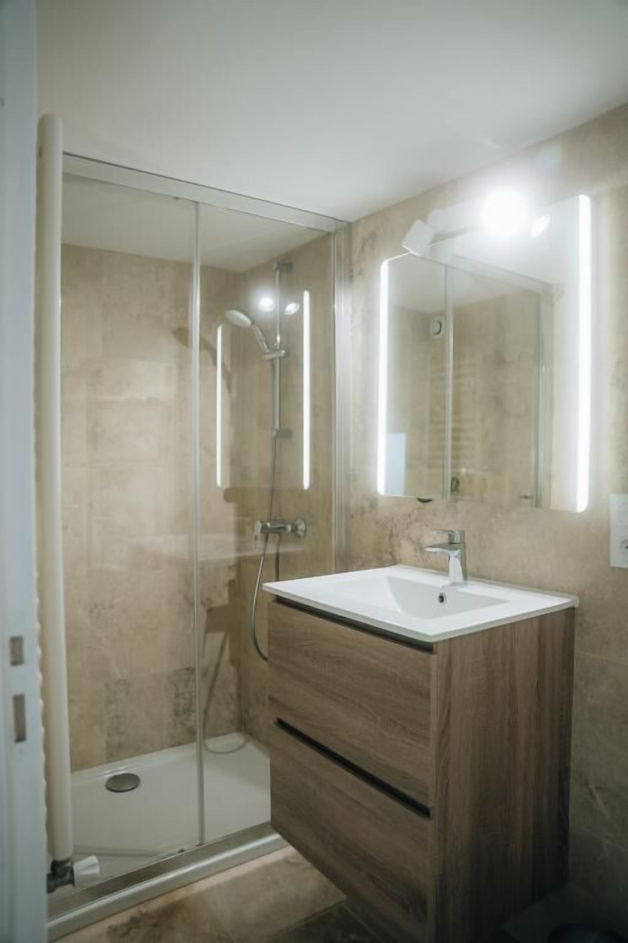 Douche, sèche-cheveux