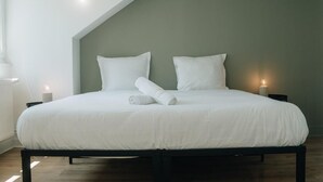 A bedroom with a bed, two bedside tables, and a nightstand. - La Maison sur la Loire-A stone's throw from the heart of Tours (Tours)