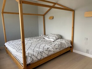 3 bedrooms, desk, iron/ironing board, free WiFi