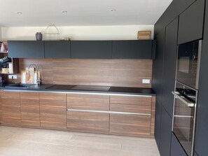 Microonde, forno, piano cottura, lavastoviglie