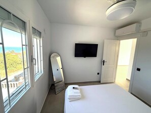Tabla de planchar con plancha, wifi, ropa de cama