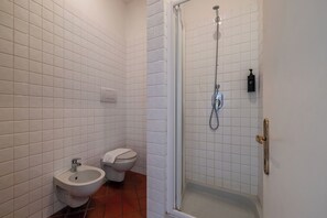 Appartamento, 1 letto king, balcone | Bagno | Bidet