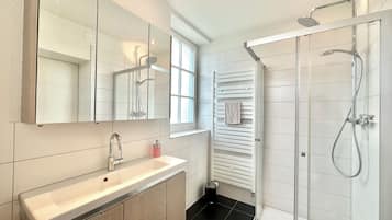 Business Apartment 4 Personen | Bathroom | Hair dryer, towels, soap, shampoo