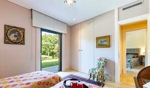 6 bedrooms, travel crib, free WiFi