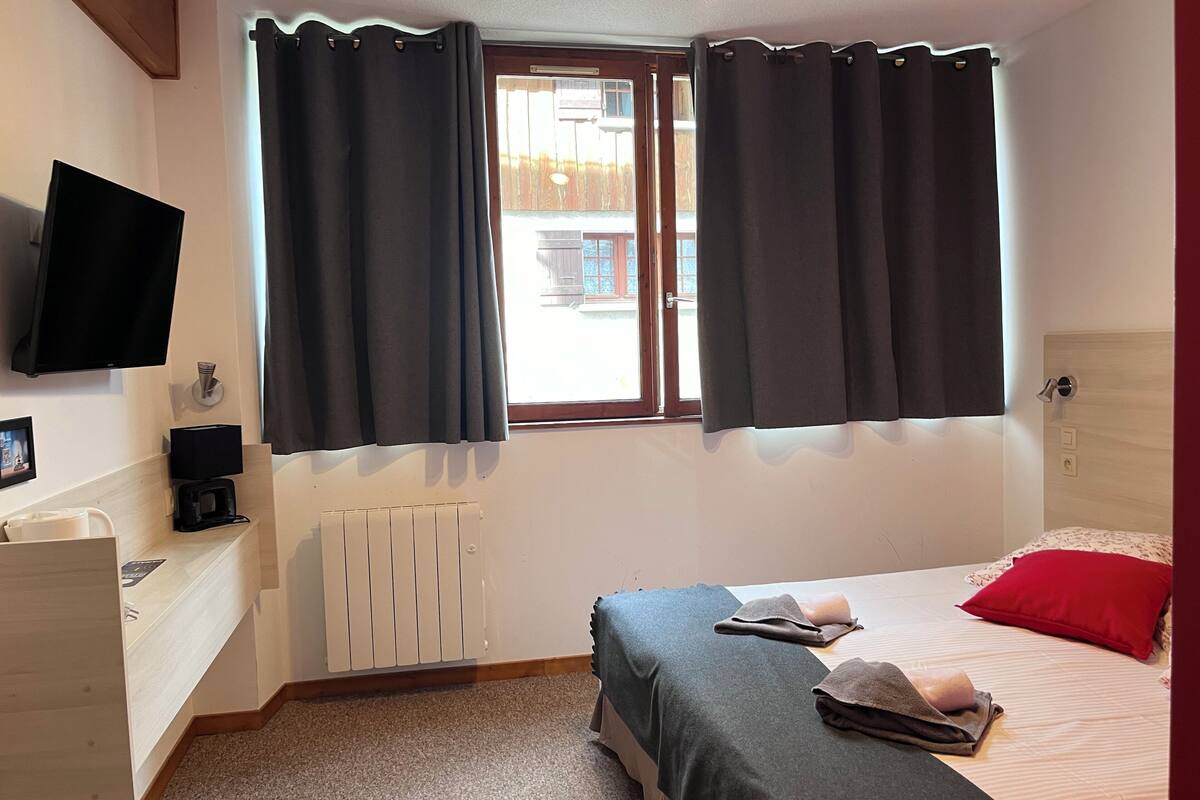 Comfort Double Room, Valley View | In-room safe, desk, free WiFi