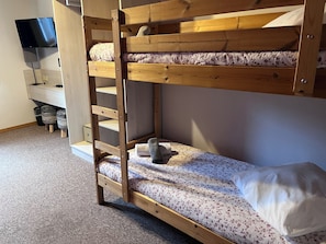 Comfort fyrbäddsrum - utsikt mot dalen | Värdeförvaringsskåp på rummet, skrivbord och gratis wi-fi