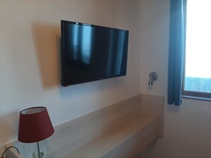 Comfort tweepersoonskamer, uitzicht op vallei | Een kluis op de kamer, een bureau, gratis wifi