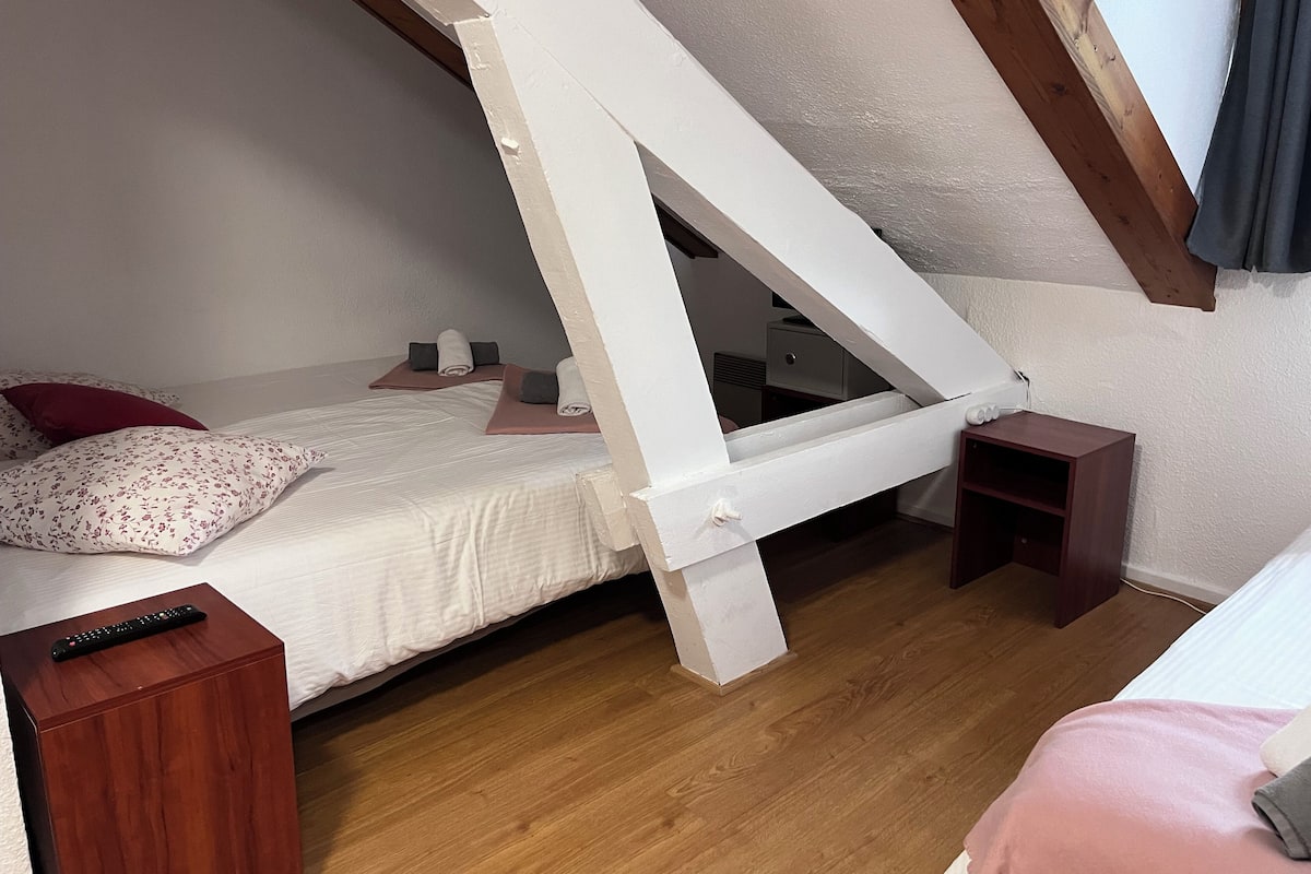 Standaard vierpersoonskamer, uitzicht op vallei | Een kluis op de kamer, een bureau, gratis wifi