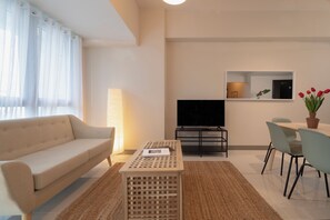 Suite – deluxe, balkong, byutsikt | Oppholdsområde