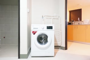 Appart'hÎtel Supérieur, balcon, vue ville | Salle de bain | SÚche-cheveux, serviettes fournies, savon, shampoing