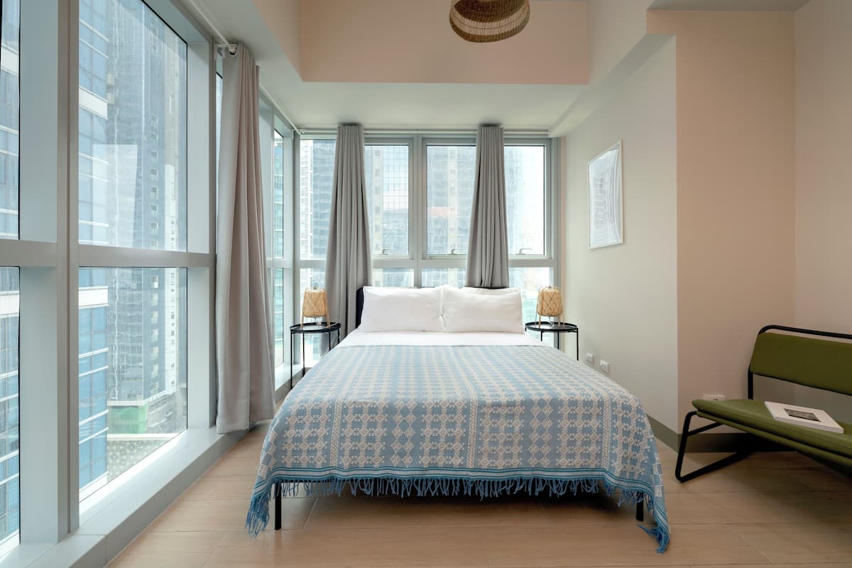 Suite Deluxe, balcon, vue ville | Fer et planche à repasser, Wi-Fi gratuit