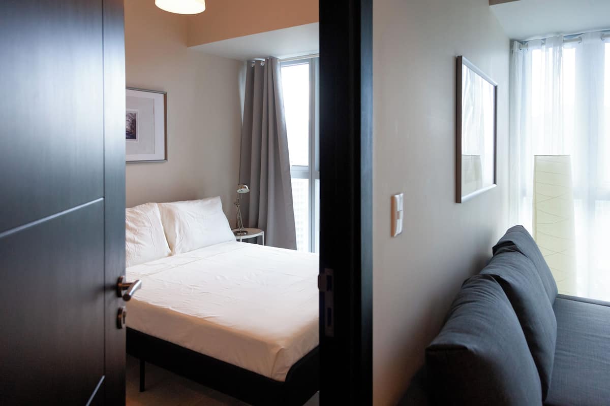 Executive Condo, Balcony, City View | Seterika/papan seterika, Wi-fi percuma