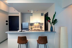 Deluxe Suite, Balcony, City View | Private kitchen
