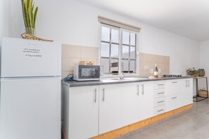 Kühlschrank, Mikrowelle, Herdplatte, Wasserkocher mit Kaffee-/Teezubehör