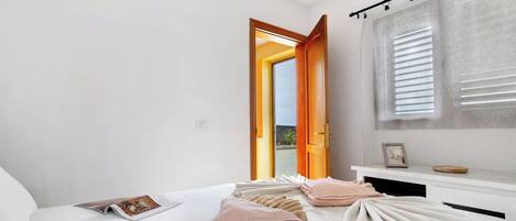 WiFi, bed sheets