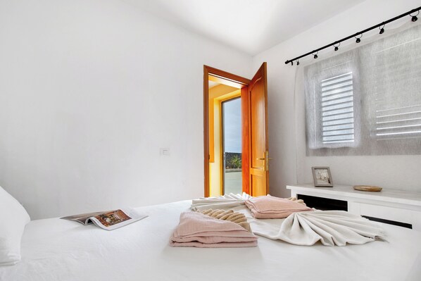 WiFi, bed sheets