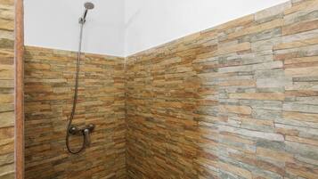 Een douche, een haardroger, handdoeken