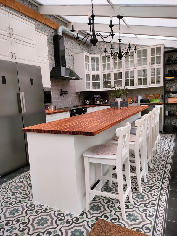 Mikrobølgeovn, ovn, kokeplater og oppvaskmaskin