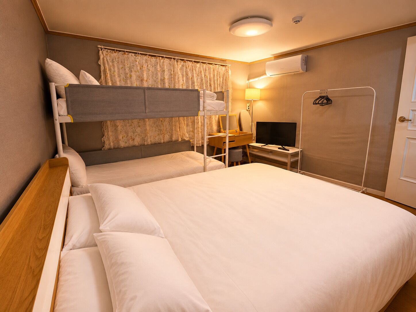 3 chambres, coffres-forts dans les chambres, fer et planche à repasser