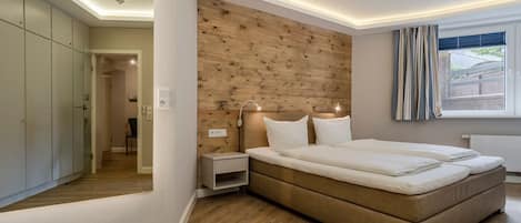 2 bedrooms, in-room safe, desk, iron/ironing board