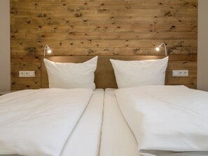 2 Schlafzimmer, Zimmersafe, Schreibtisch, Bügeleisen/Bügelbrett