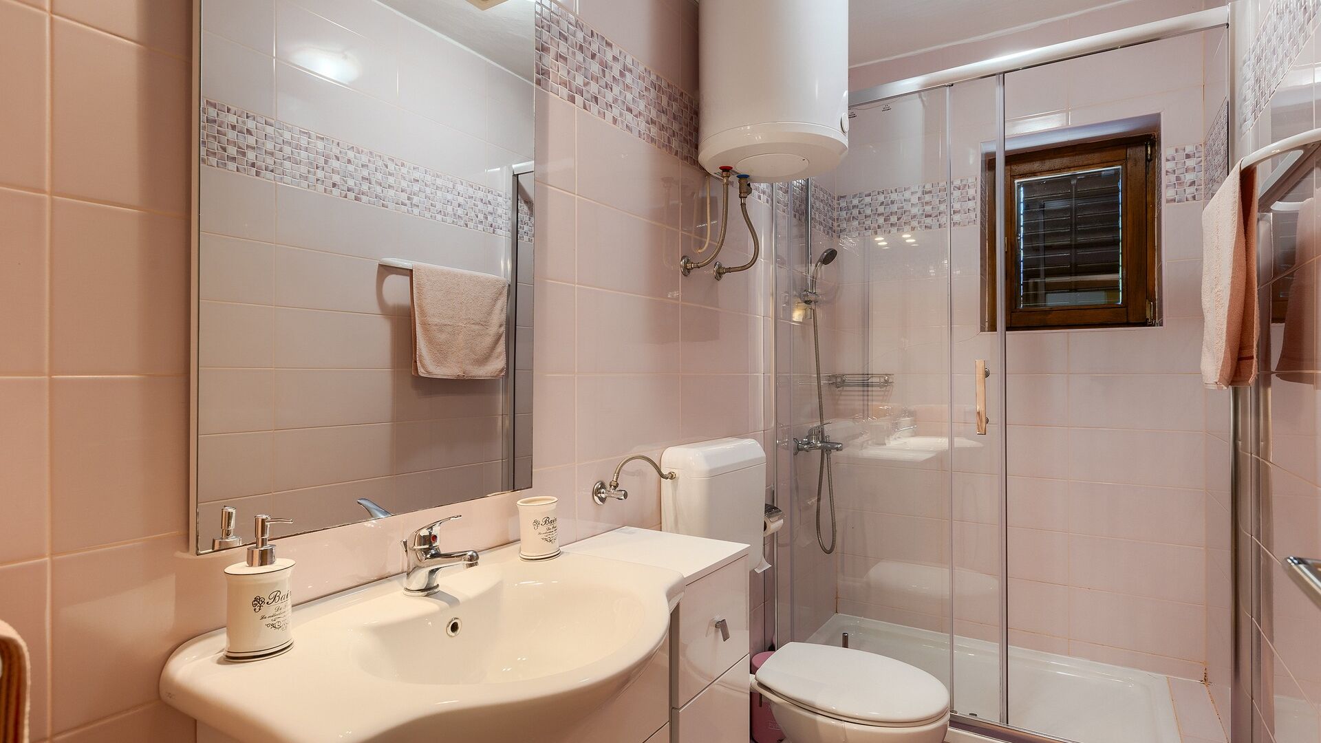 Shower, hair dryer, towels