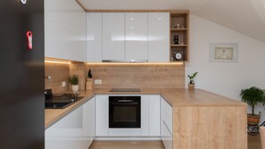 Kühlschrank, Mikrowelle, Ofen, Geschirrspüler